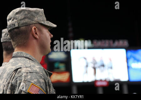 Cpt. Brett Anderson e Staff Sgt. Robert Kelley furono onorati al reale partita di calcio il 1 maggio 2015 come 'eroi fra noi durante la Utah Guardia Nazionale evento sponsorizzato. Foto Stock