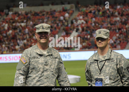 Cpt. Brett Anderson e Staff Sgt. Robert Kelley furono onorati al reale partita di calcio il 1 maggio 2015 come 'eroi fra noi durante la Utah Guardia Nazionale evento sponsorizzato. Foto Stock