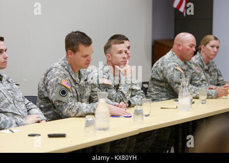 Arruolato soldati dell'esercito dello Utah Guardia Nazionale si sono riuniti per un municipio incontro con Sgt magg. dell'esercito Daniel A. Dailey a Camp Williams su Venerdì, 26 giugno 2015. Foto Stock