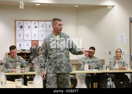 Arruolato soldati dell'esercito dello Utah Guardia Nazionale si sono riuniti per un municipio incontro con Sgt magg. dell'esercito Daniel A. Dailey a Camp Williams su Venerdì, 26 giugno 2015. Foto Stock