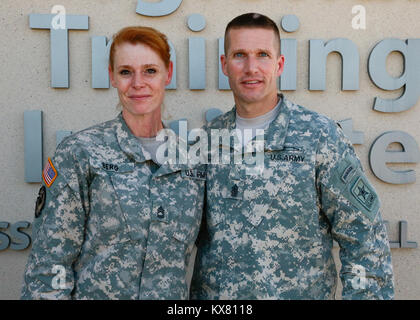 Arruolato soldati dell'esercito dello Utah Guardia Nazionale si sono riuniti per un municipio incontro con Sgt magg. dell'esercito Daniel A. Dailey a Camp Williams su Venerdì, 26 giugno 2015. Foto Stock