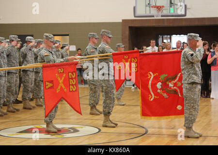 Il Mag. Shawn Fuellenbach ha assunto il comando del secondo battaglione, 222nd Artiglieria di campo dal Lt. Col. Chris Caldwell in corrispondenza di un cambiamento di cerimonia di comando condotta presso il Cedar City armory Giugno 5, 2016. Foto Stock