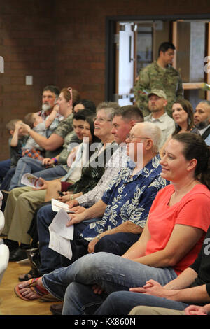 Il Mag. Shawn Fuellenbach ha assunto il comando del secondo battaglione, 222nd Artiglieria di campo dal Lt. Col. Chris Caldwell in corrispondenza di un cambiamento di cerimonia di comando condotta presso il Cedar City armory Giugno 5, 2016. Foto Stock