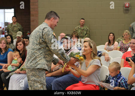 Il Mag. Shawn Fuellenbach ha assunto il comando del secondo battaglione, 222nd Artiglieria di campo dal Lt. Col. Chris Caldwell in corrispondenza di un cambiamento di cerimonia di comando condotta presso il Cedar City armory Giugno 5, 2016. Foto Stock