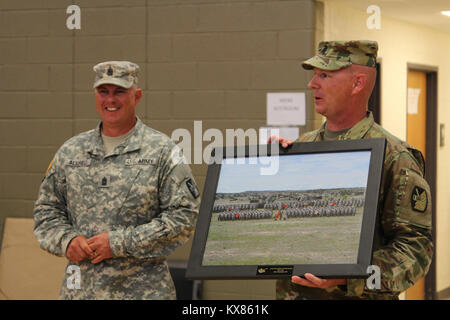 Il Mag. Shawn Fuellenbach ha assunto il comando del secondo battaglione, 222nd Artiglieria di campo dal Lt. Col. Chris Caldwell in corrispondenza di un cambiamento di cerimonia di comando condotta presso il Cedar City armory Giugno 5, 2016. Foto Stock