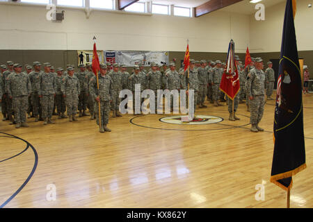 Il Mag. Shawn Fuellenbach ha assunto il comando del secondo battaglione, 222nd Artiglieria di campo dal Lt. Col. Chris Caldwell in corrispondenza di un cambiamento di cerimonia di comando condotta presso il Cedar City armory Giugno 5, 2016. Foto Stock