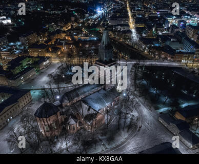 Turku, Finlandia - Gennaio 7th, 2018 - angolo alto vista aerea della cattedrale di Turku a notte invernale con il centro della città in background Foto Stock