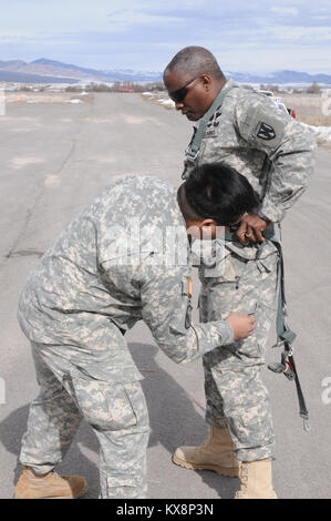 PROVO, Utah - Il 197th truppe speciali Company (A) ha ospitato la U.S. Il personale dell'esercito lungo con controparti provenienti da il popolo ugandese della forza di difesa (UPDF) Febbraio 7-15 per antenna sistema di consegna familiarizzazione e alle operazioni a sostegno della caduta di ATLAS 2011 esercizio obiettivi. ATLAS DROP è un annuale di antenna comune-esercizio di consegna che riunisce Stati Uniti Il personale dell'esercito con controparti provenienti da i modelli UPDF. ATLAS cadere è stato avviato nel 1996 come un U.S. Comando europeo-sponsorizzato esercizio, progettato per ulteriore formazione incrociata e interoperabilità tra le due forze armate in società a livello bilaterale, airborne op Foto Stock