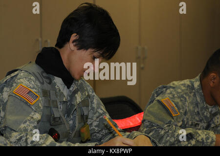 SANTA FE, New Mexico - Il 28 aprile 2011. Sgt. Guy Mellor, gunner per batteria B prima del campo 145Artiglieria e SPC. Alessandria Jacobson, un specialista amministrativo per la sede centrale presso la sede operativa della società il 204th Mobile brigata di miglioramento ha vinto, entrambi, soldato e NCO dell'anno in Utah concorrenza guida in marzo e spostato su per il campionato regionale svoltasi a Santa Fe, NM. Foto Stock