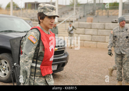 SANTA FE, New Mexico - Il 28 aprile 2011. Sgt. Guy Mellor, gunner per batteria B prima del campo 145Artiglieria e SPC. Alessandria Jacobson, un specialista amministrativo per la sede centrale presso la sede operativa della società il 204th Mobile brigata di miglioramento ha vinto, entrambi, soldato e NCO dell'anno in Utah concorrenza guida in marzo e spostato su per il campionato regionale svoltasi a Santa Fe, NM. Foto Stock