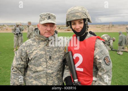 SANTA FE, New Mexico - Il 28 aprile 2011. Sgt. Guy Mellor, gunner per batteria B prima del campo 145Artiglieria e SPC. Alessandria Jacobson, un specialista amministrativo per la sede centrale presso la sede operativa della società il 204th Mobile brigata di miglioramento ha vinto, entrambi, soldato e NCO dell'anno in Utah concorrenza guida in marzo e spostato su per il campionato regionale svoltasi a Santa Fe, NM. Foto Stock