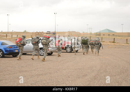 SANTA FE, New Mexico - Il 28 aprile 2011. Sgt. Guy Mellor, gunner per batteria B prima del campo 145Artiglieria e SPC. Alessandria Jacobson, un specialista amministrativo per la sede centrale presso la sede operativa della società il 204th Mobile brigata di miglioramento ha vinto, entrambi, soldato e NCO dell'anno in Utah concorrenza guida in marzo e spostato su per il campionato regionale svoltasi a Santa Fe, NM. Foto Stock