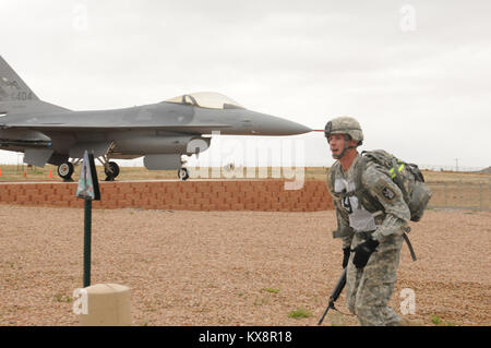 SANTA FE, New Mexico - Il 28 aprile 2011. Sgt. Guy Mellor, gunner per batteria B prima del campo 145Artiglieria e SPC. Alessandria Jacobson, un specialista amministrativo per la sede centrale presso la sede operativa della società il 204th Mobile brigata di miglioramento ha vinto, entrambi, soldato e NCO dell'anno in Utah concorrenza guida in marzo e spostato su per il campionato regionale svoltasi a Santa Fe, NM. Foto Stock