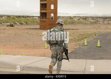 SANTA FE, New Mexico - Il 28 aprile 2011. Sgt. Guy Mellor, gunner per batteria B prima del campo 145Artiglieria e SPC. Alessandria Jacobson, un specialista amministrativo per la sede centrale presso la sede operativa della società il 204th Mobile brigata di miglioramento ha vinto, entrambi, soldato e NCO dell'anno in Utah concorrenza guida in marzo e spostato su per il campionato regionale svoltasi a Santa Fe, NM. Foto Stock