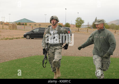 SANTA FE, New Mexico - Il 28 aprile 2011. Sgt. Guy Mellor, gunner per batteria B prima del campo 145Artiglieria e SPC. Alessandria Jacobson, un specialista amministrativo per la sede centrale presso la sede operativa della società il 204th Mobile brigata di miglioramento ha vinto, entrambi, soldato e NCO dell'anno in Utah concorrenza guida in marzo e spostato su per il campionato regionale svoltasi a Santa Fe, NM. Foto Stock