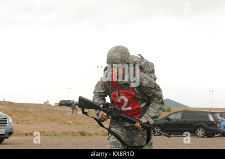 SANTA FE, New Mexico - Il 28 aprile 2011. Sgt. Guy Mellor, gunner per batteria B prima del campo 145Artiglieria e SPC. Alessandria Jacobson, un specialista amministrativo per la sede centrale presso la sede operativa della società il 204th Mobile brigata di miglioramento ha vinto, entrambi, soldato e NCO dell'anno in Utah concorrenza guida in marzo e spostato su per il campionato regionale svoltasi a Santa Fe, NM. Foto Stock