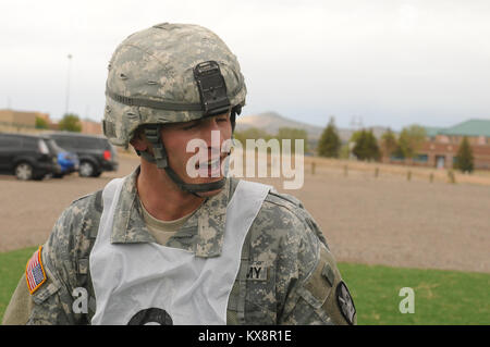 SANTA FE, New Mexico - Il 28 aprile 2011. Sgt. Guy Mellor, gunner per batteria B prima del campo 145Artiglieria e SPC. Alessandria Jacobson, un specialista amministrativo per la sede centrale presso la sede operativa della società il 204th Mobile brigata di miglioramento ha vinto, entrambi, soldato e NCO dell'anno in Utah concorrenza guida in marzo e spostato su per il campionato regionale svoltasi a Santa Fe, NM. Foto Stock