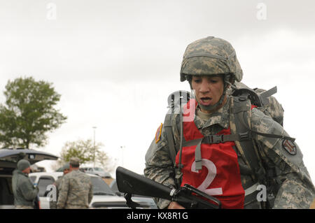 SANTA FE, New Mexico - Il 28 aprile 2011. Sgt. Guy Mellor, gunner per batteria B prima del campo 145Artiglieria e SPC. Alessandria Jacobson, un specialista amministrativo per la sede centrale presso la sede operativa della società il 204th Mobile brigata di miglioramento ha vinto, entrambi, soldato e NCO dell'anno in Utah concorrenza guida in marzo e spostato su per il campionato regionale svoltasi a Santa Fe, NM. Foto Stock