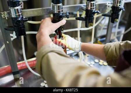 Processo di lavoro presso la fabbrica di birra Foto Stock