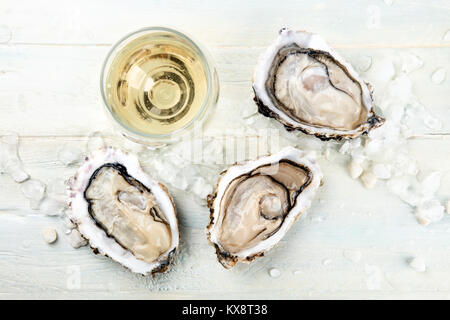 Foto aerea di ostriche con vino e spazio di copia Foto Stock