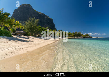 Am Strand Hotel Dinarobin Beachcomber vor dem Berg Le Morne Brabant, Halbinsel Le Morne, Black River, Mauritius, Afrika | spiaggia tropicale al di Foto Stock