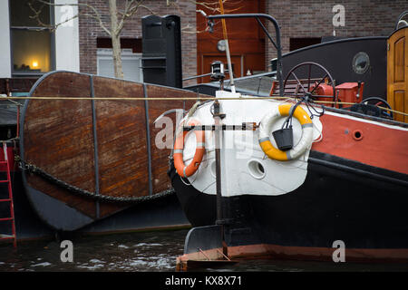 Un inserito sul lato posteriore di una nave con lifebouys attaccati al retro nel porto di Leiden Foto Stock