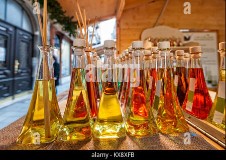 Bottiglie colorate di fragranze con bastoni per la fragranza della casa. Foto Stock