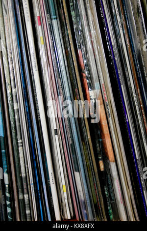 Album in vinile impilati verticalmente in una unità Foto Stock
