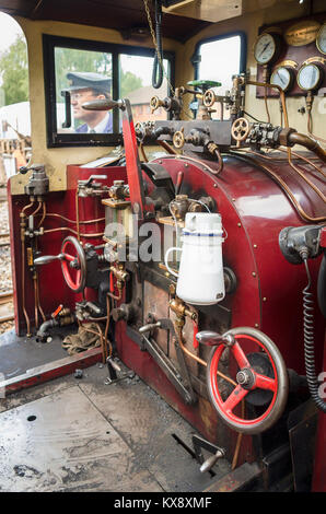 Sul pavimento di un Bure Valley ferrovia a scartamento ridotto del motore in Norfolk England Regno Unito Foto Stock
