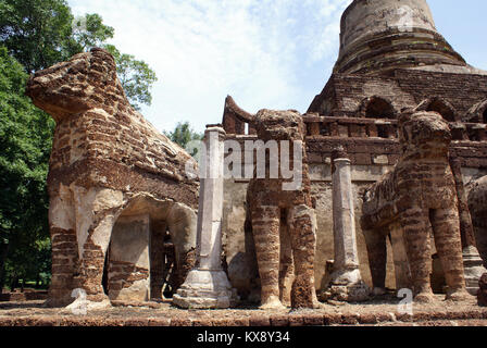 Mattone elefanti e stupa in wat Chang Lom, Si Satchanalai, Thailandia Foto Stock