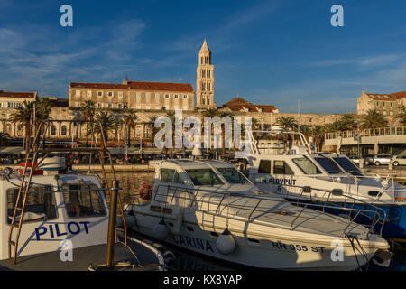 Yachts vicino a Riva, Split, Croazia Foto Stock