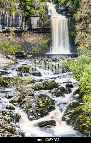 Una lunga esposizione di Thornton vigore a cascata Ingleton nel Yorkshire Dales Foto Stock