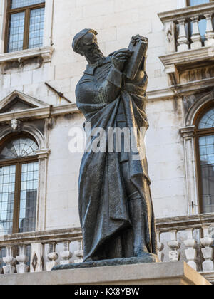 Marko Marulić statua in Piazza della Frutta, Split, Croazia Foto Stock