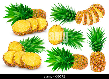 Intero e fette di ananas isolati su sfondo bianco. Collezione Foto Stock