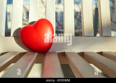 Cuore rosso su uno sfondo di legno. Foto Stock