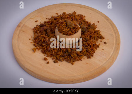 In casa i ciccioli di maiale nella ciotola di legno e sul piatto di legno Foto Stock
