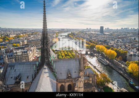 Duomo di Notre Dame Parigi, vista a est di Parigi in alto sopra il tetto e il campanile della cattedrale di Notre Dame a l'Ile de la Cite, Francia. Foto Stock
