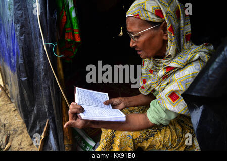 Una donna Rohingya legge il Corano al Thangkhali campo di fortuna in Cox bazar, Bangladesh, su ottobre 08, 2017. Secondo le Nazioni Unite Hig Foto Stock