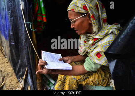 Una donna Rohingya legge il Corano al Thangkhali campo di fortuna in Cox bazar, Bangladesh, su ottobre 08, 2017. Secondo le Nazioni Unite Hig Foto Stock