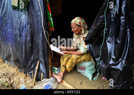 Una donna Rohingya legge il Corano al Thangkhali campo di fortuna in Cox bazar, Bangladesh, su ottobre 08, 2017. Secondo le Nazioni Unite Hig Foto Stock