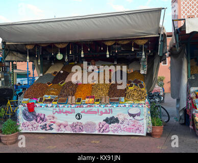 Frutta secca ed essiccata sul display in una fase di stallo su Djemaa el Fna piazza del mercato, Marrakech, Marocco Foto Stock