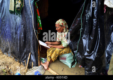 Una donna Rohingya legge il Corano al Thangkhali campo di fortuna in Cox bazar, Bangladesh, su ottobre 08, 2017. Secondo le Nazioni Unite Hig Foto Stock