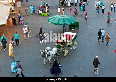 Carrozza a cavalli in attesa per i turisti, Djemaa el Fna piazza del mercato, Marrakech, Marocco Foto Stock