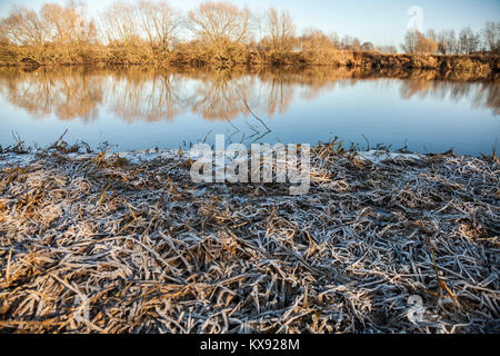 Un gelido mattino dalle rive del Fiume Tees a Yarm,l'Inghilterra,UK Foto Stock