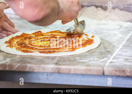 Margarita Pizza essendo realizzati Foto Stock