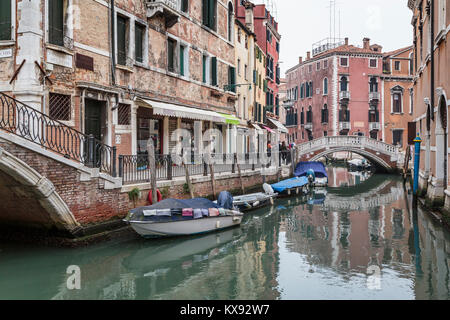 Un piccolo canale a Venezia, Italia, Europa. Foto Stock