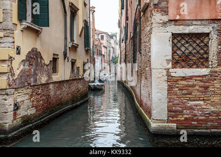 Un piccolo canale a Venezia, Italia, Europa. Foto Stock