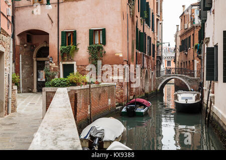 Un piccolo canale a Venezia, Italia, Europa. Foto Stock