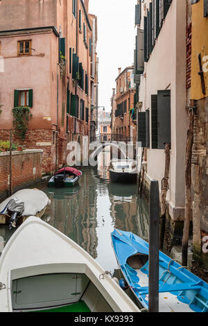 Un piccolo canale a Venezia, Italia, Europa. Foto Stock