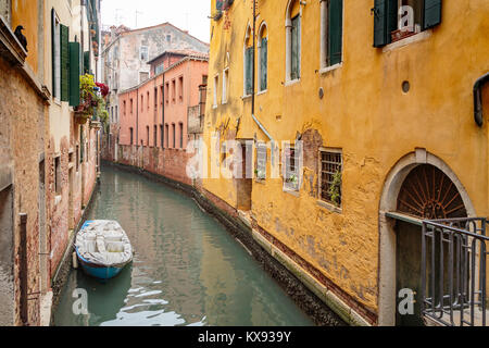 Un piccolo canale a Venezia, Italia, Europa. Foto Stock